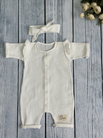 Купить оптом 336-МО. Комбинезон с повязкой для девочки из муслина, хлопок 100%, размеры 56,62,68, молочный в Химках