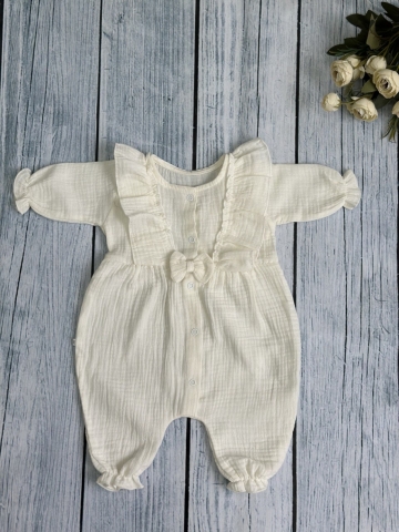 Купить оптом 337-МО. Комбинезон с бантом для девочки из муслина, хлопок 100%, размеры 56,62,68, молочный в Химках